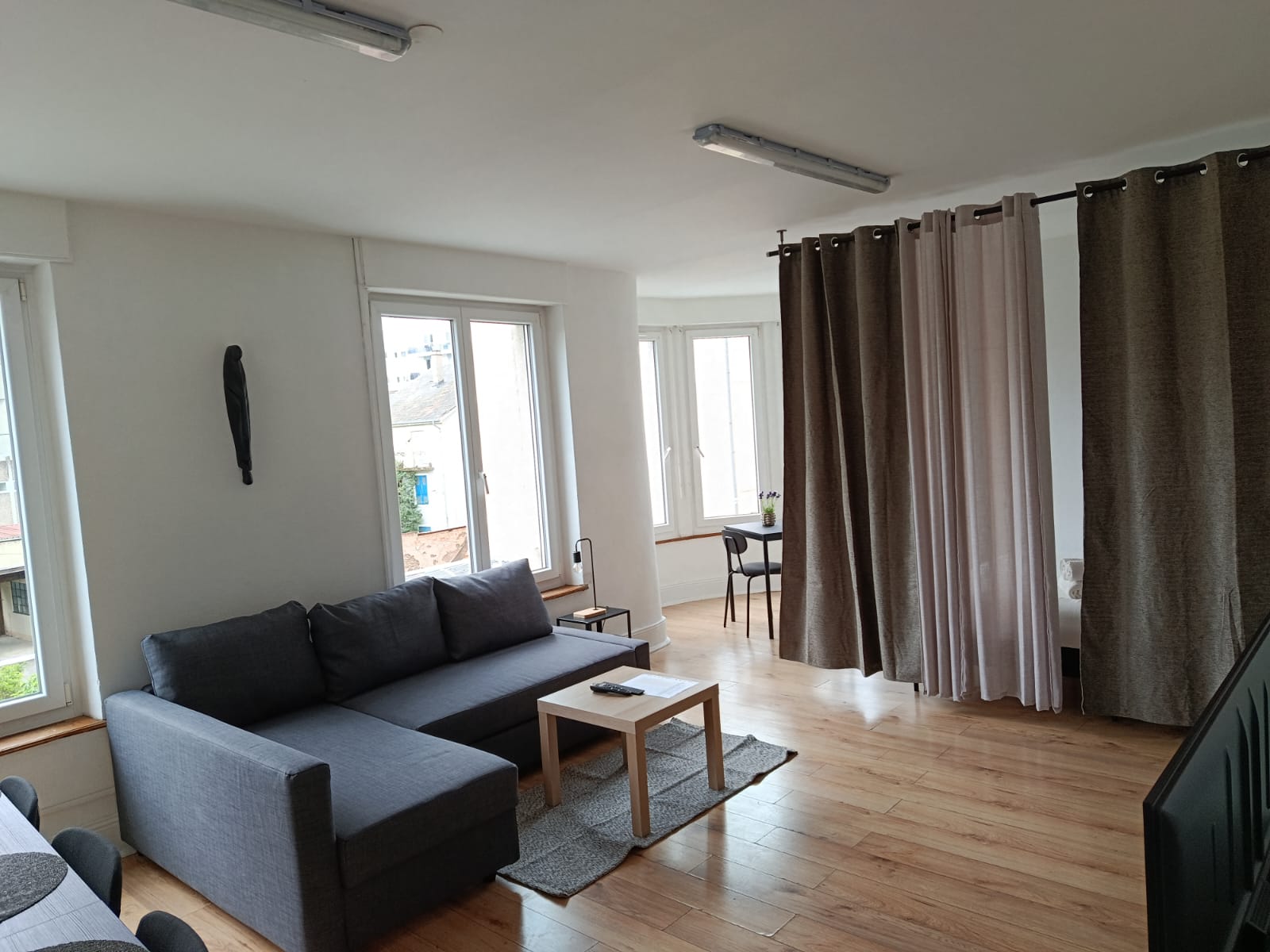 Apt 1 — Salon